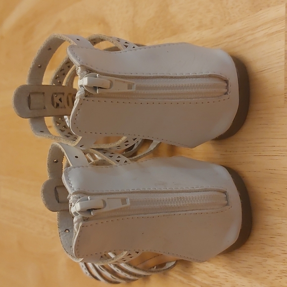 2/$15 GUC Girls White Sandles Size 13 - Picture 2 of 5